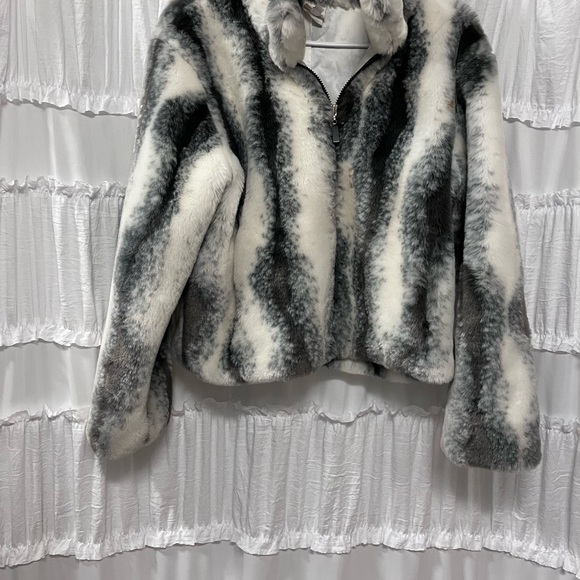 VON SAKEN FUR JACKET SZ. M LIKE NEW, VERY WARM, WEAR ANYWHERE LQQK. - Picture 12 of 14